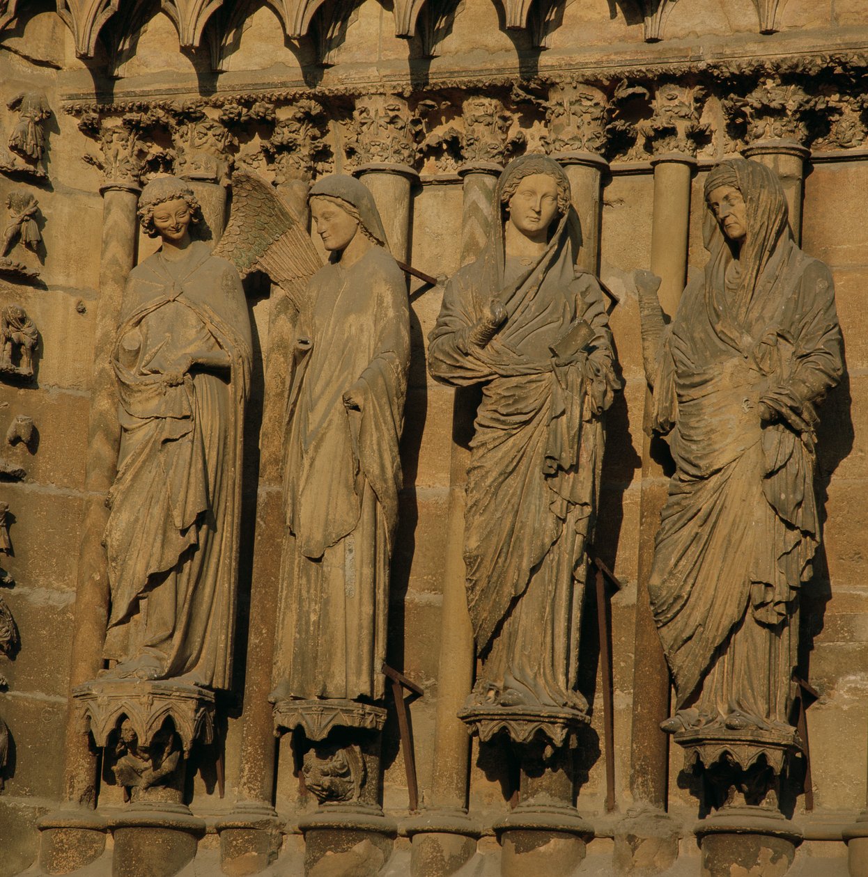 Visitationen, fire karmfigurer fra katedralens vestfacade, ca. 1230-40 (kalksten) (se 62274) af French School