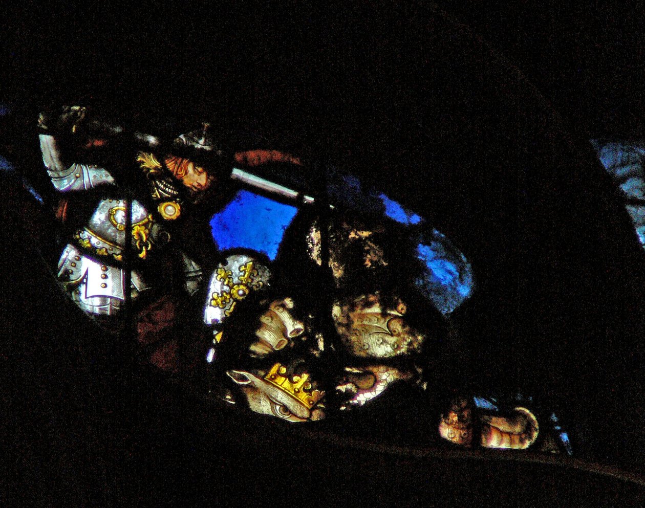 Den vestlige rosenke skildrer en scene fra Åbenbaringens Bog: Krig i himlen; St Michael erobrer dragen (12:7 8). af French School