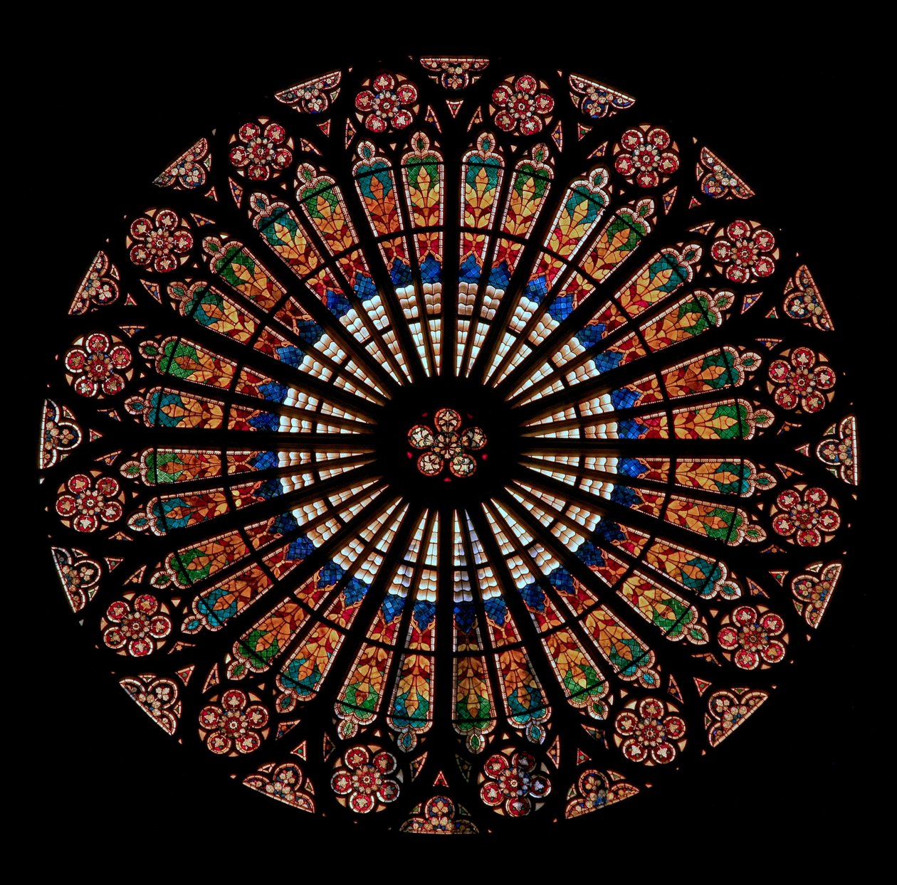 Vestrosenvinduet viser et naturalistisk mønstret design af French School
