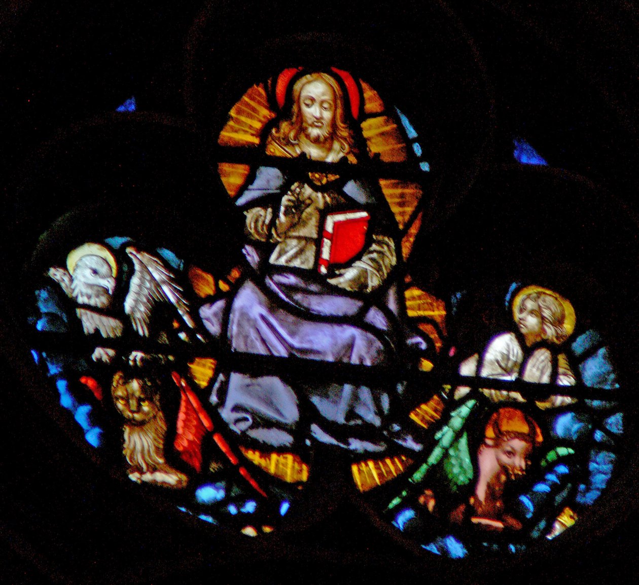 Vinduet med vestrosen viser en scene fra Åbenbaringens Bog: Kristus med de fire hellige dyr - symboler på evangelisterne af French School