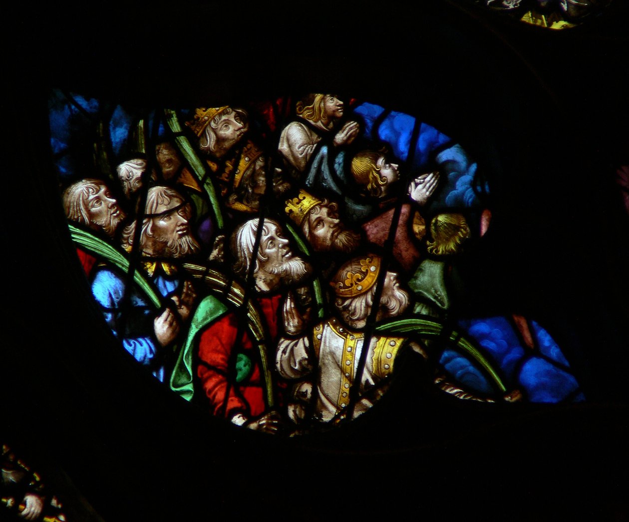 Vinduet med vestrosen viser en scene fra Åbenbaringens Bog: Mængde foran Guds trone, i hvide klæder, der bærer palmer (7:9 12). (hvide klæder er noget farvede her!) (farvet glas af French School