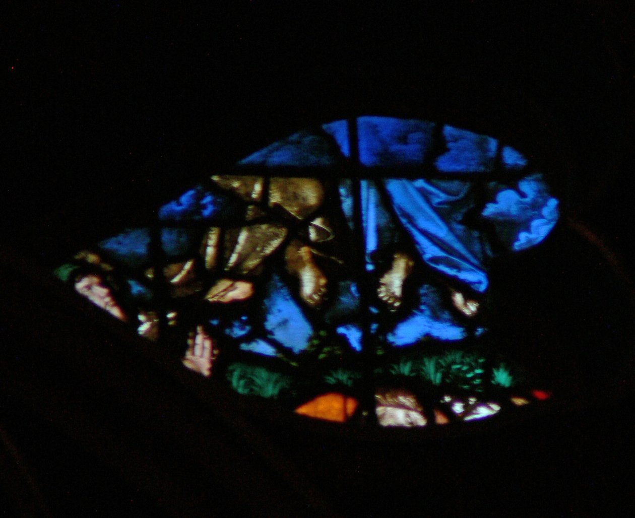 Vinduet med vestrosen viser en scene fra Åbenbaringens Bog: opstandelse af vidnerne og deres himmelfart (ind i de blå skyer), mens de, der ser på, er forbløffede (11:11 13). (farvet glas af French School