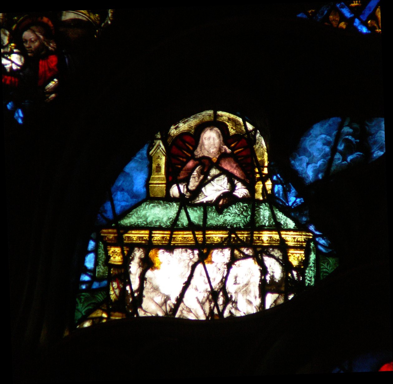 Vinduet med vestrosen viser en scene fra Åbenbaringens Bog: martyrernes sjæle under Kristi alter (6:9 10). af French School