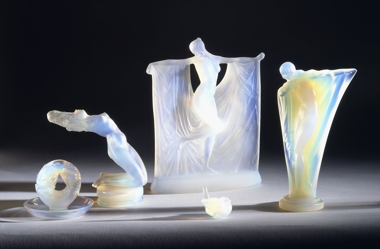 Tre opaliserende glasobjekter af Lalique, af French School