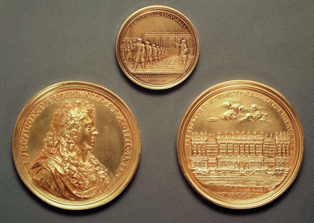 Øverst: Recto = Les Revues, 1680 af Thomas Bernard; Nederst: verso = Profil af Louis XIV, recto = La Colonnade of the Louvre, Bernini-projekt af Jean Warin III (1604-72) (guld) af French School