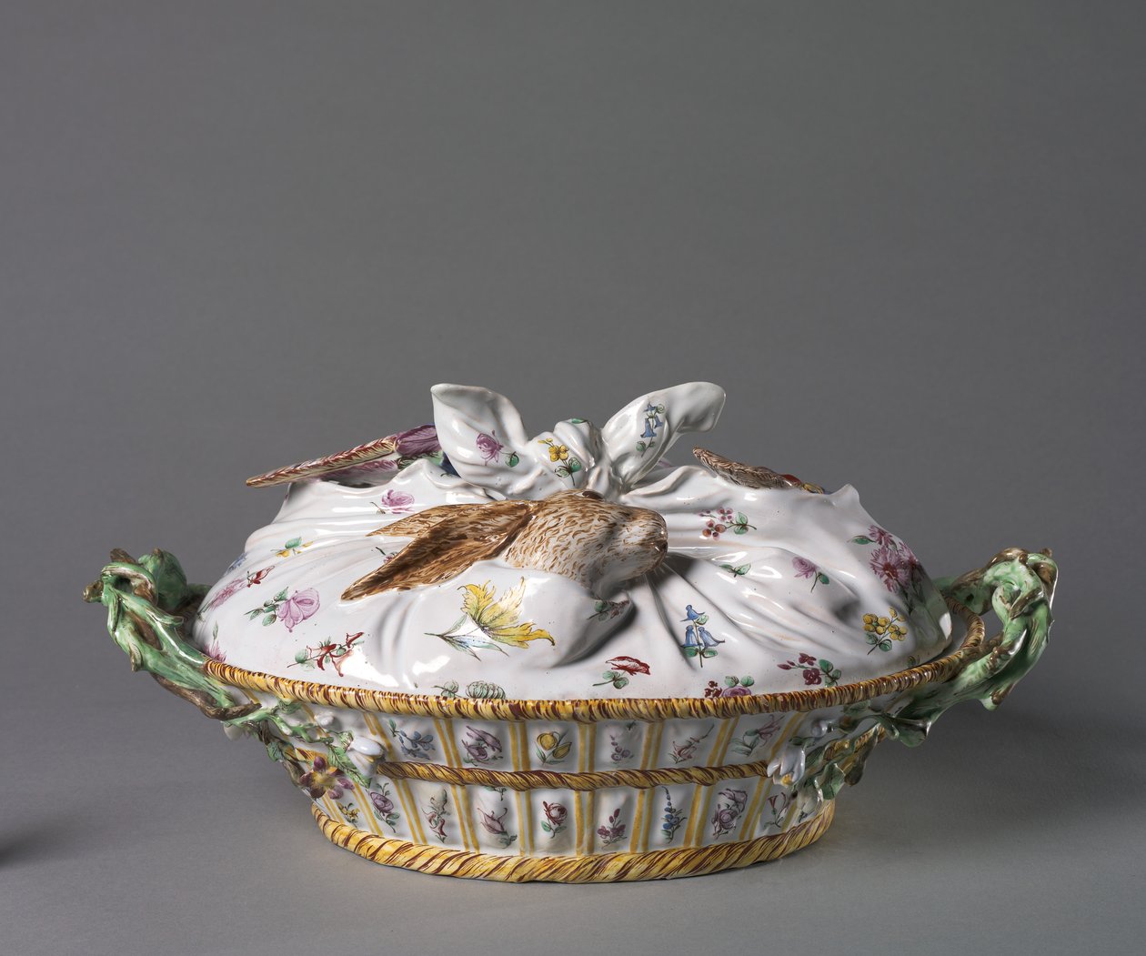 Terrin i form af en kurv af vildt, fabrikant Sceaux Factory, ca. 1755 (tinglaseret lertøj (fajance) med emaljedekoration) af French School