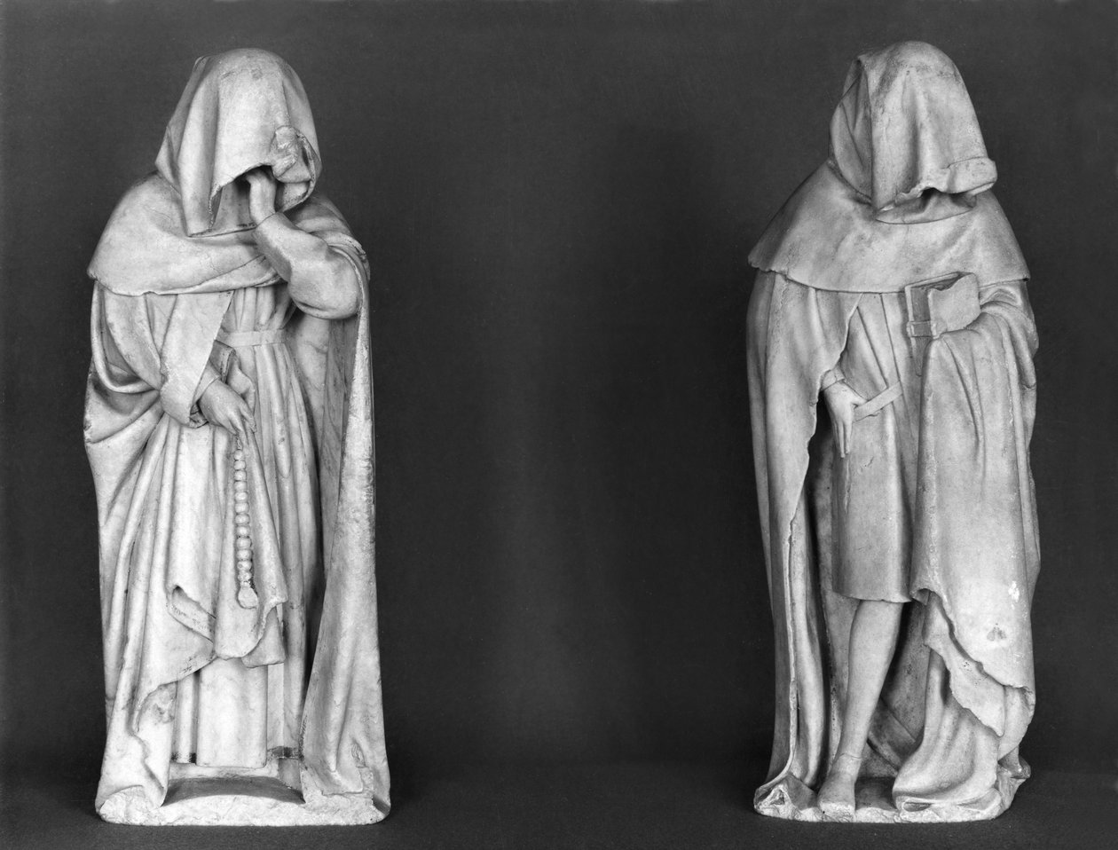 To sørgende, fra hertug Jean de Berrys grav (1340-1416) ca. 1450-53 (alabaster) af French School