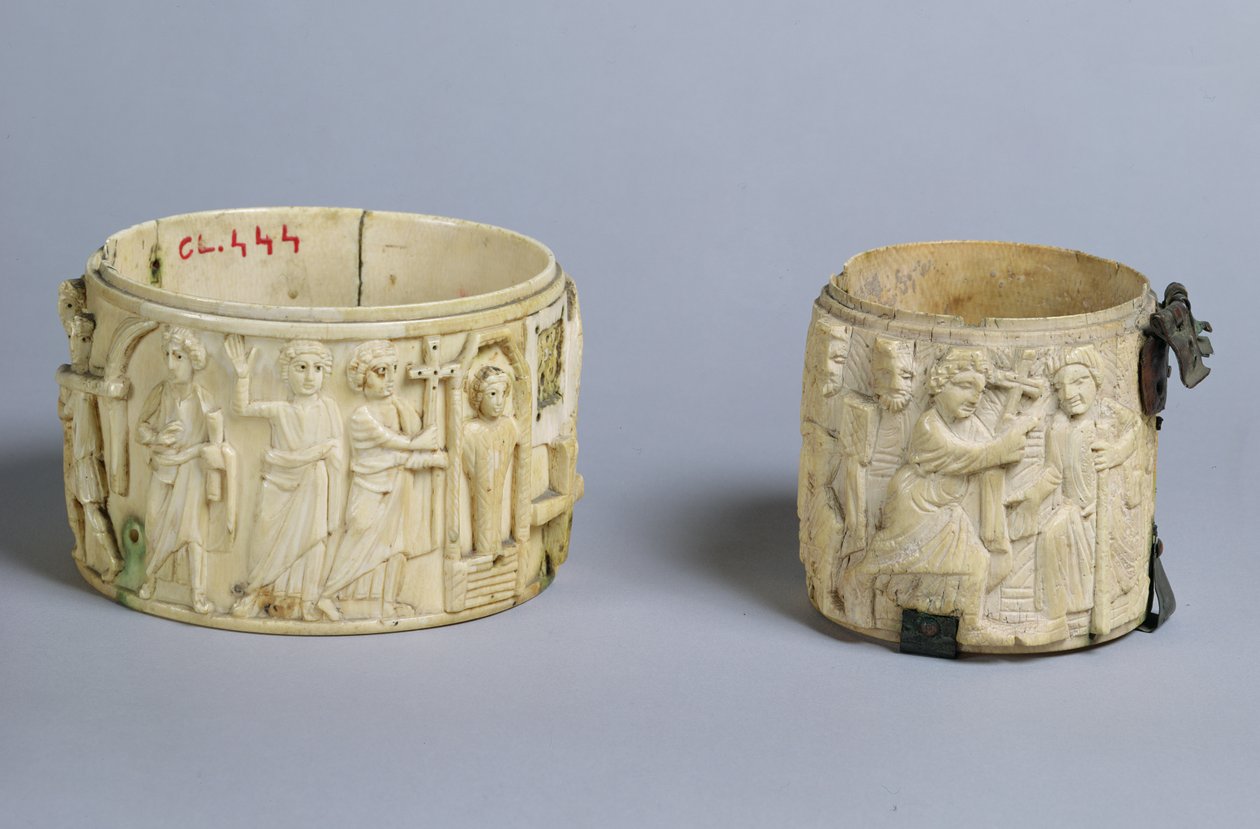 To pyx med relieffer, der skildrer Lazarus