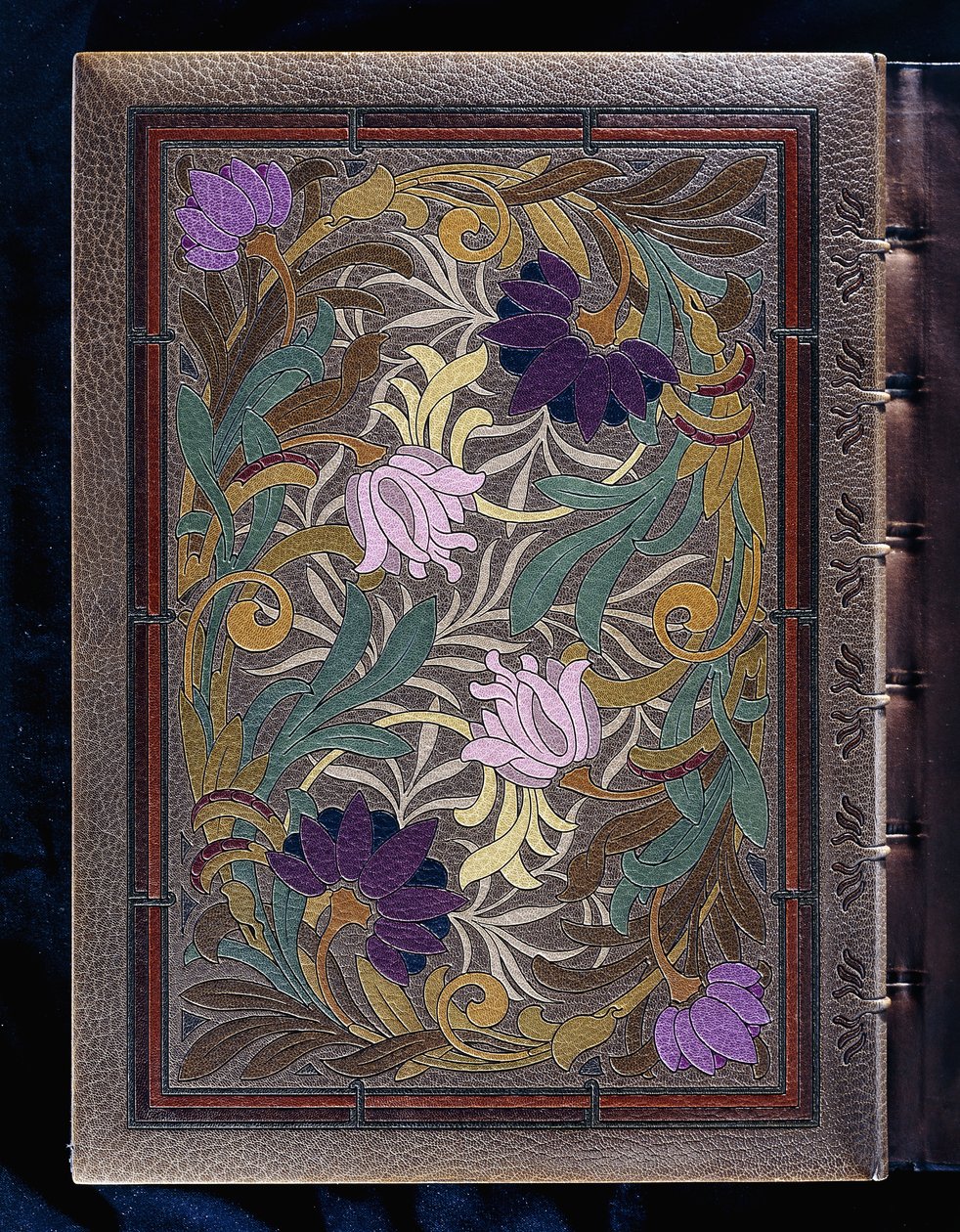 Øverste bogomslag, med semi-naturalistisk design af lotus- og kaprifolierblomster, 1886 af French School