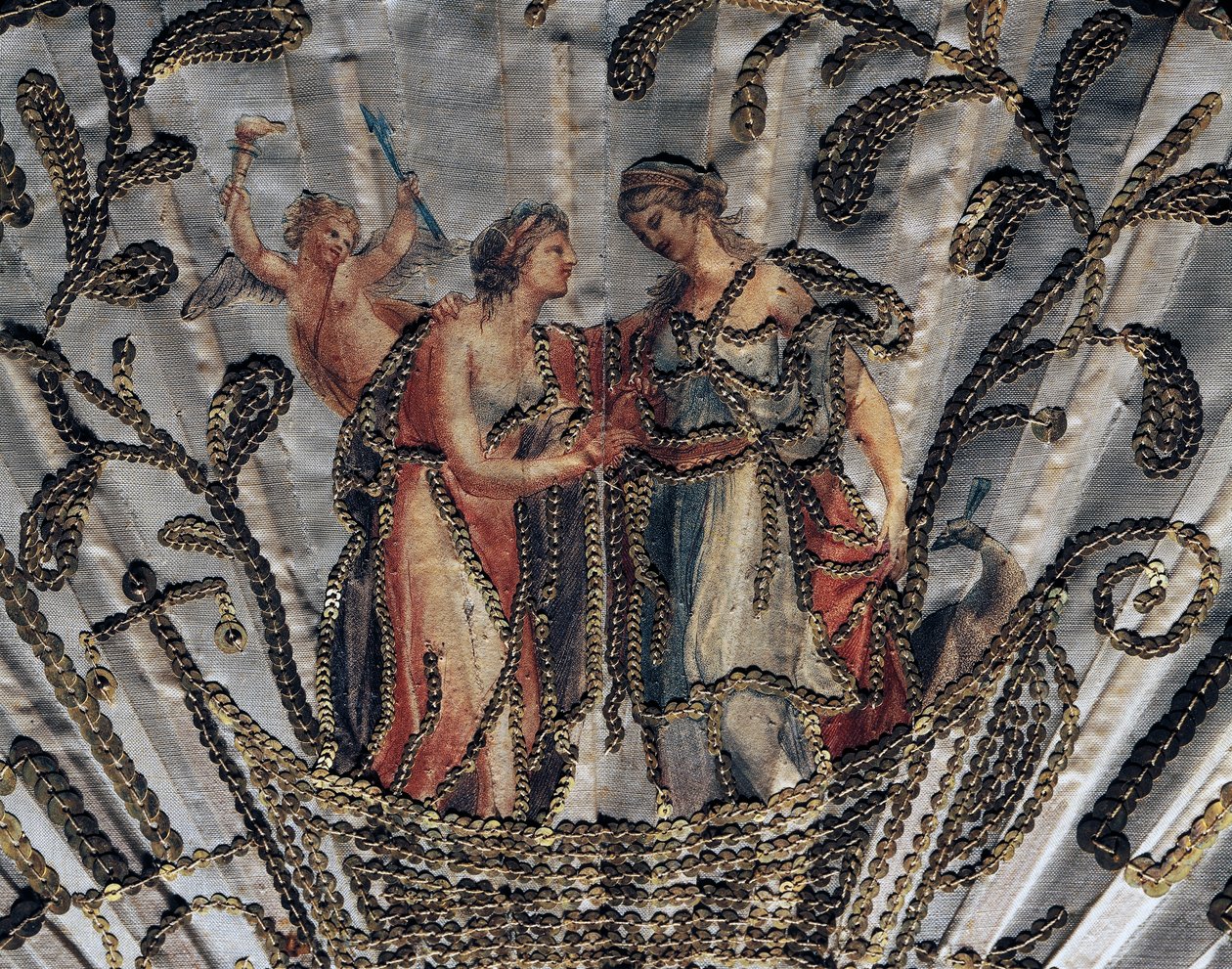 Venus og Juno, detalje af silkeblad af håndvifte, broderi og pailletter, sølv-damasceneret gennemboret knoglebeskyttelsespind af French School