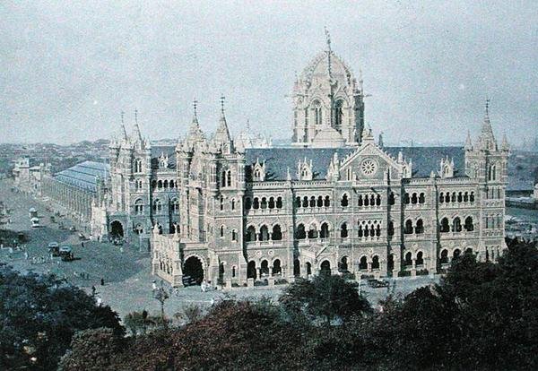 Victoria Terminus, Bombay, graveret af Gillot, ca. 1910 (farve litho) af French School
