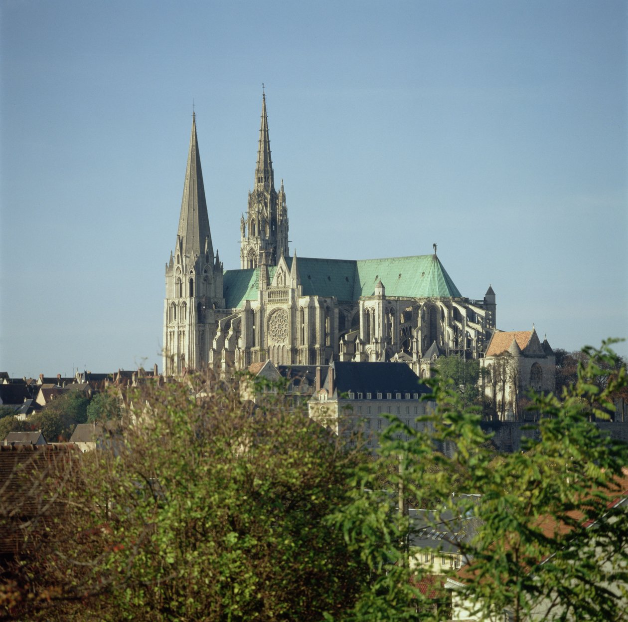 Udsigt over Chartres Cathedral, fra sydøst, påbegyndt 1194 af French School