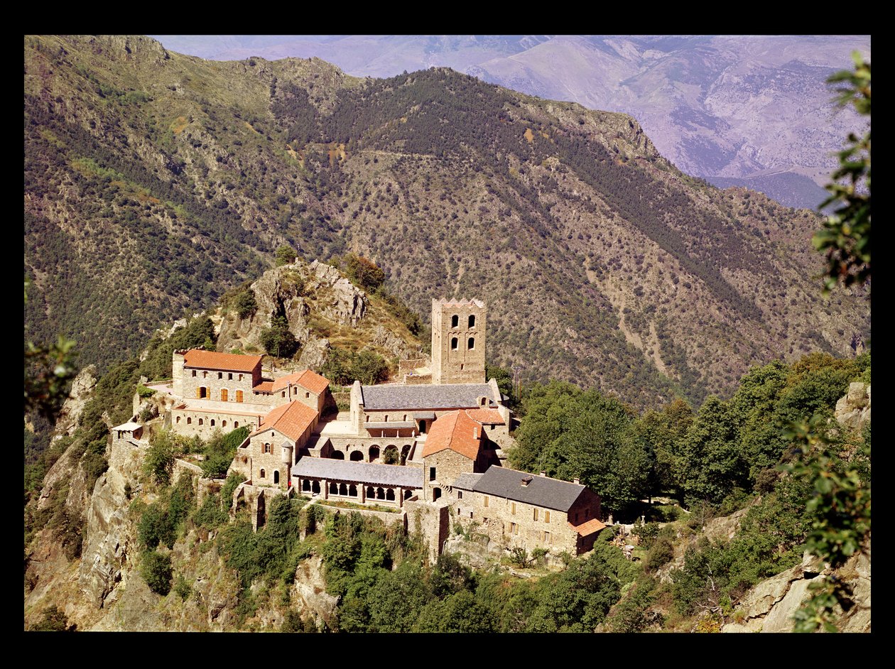 Udsigt over klosteret St. Martin du Canigou af French School