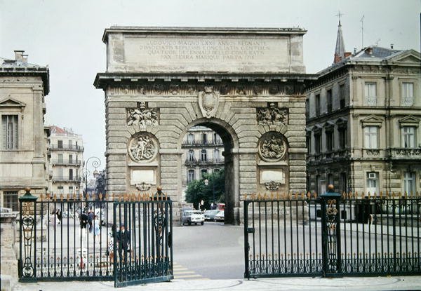 Udsigt over Triumfbuen på Promenade de Peyrou, bygning påbegyndt i 1684 og afsluttet i 1776 af French School