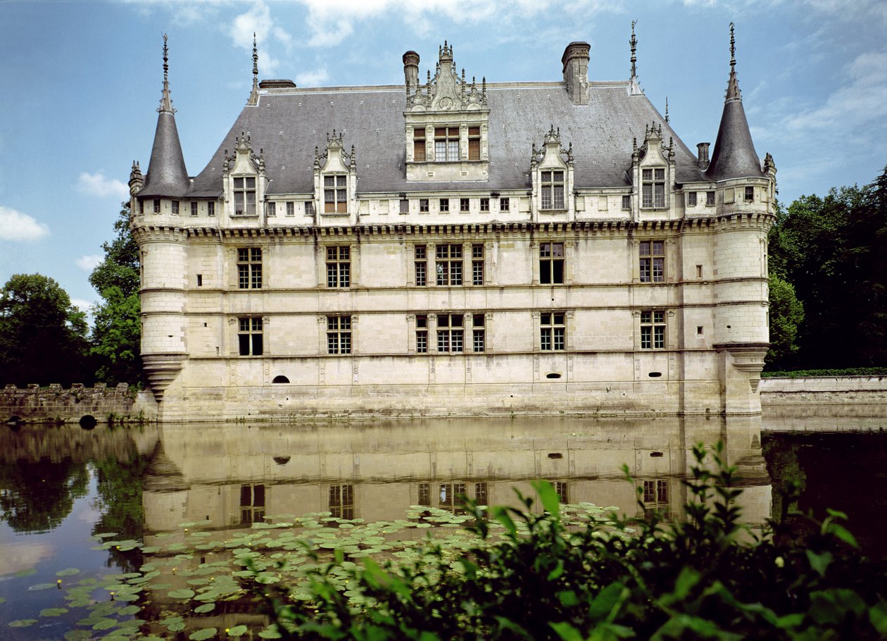 Udsigt over Chateau dAzay-le-Rideau, bygget for Gilles Berthelot, 1518-27 af French School