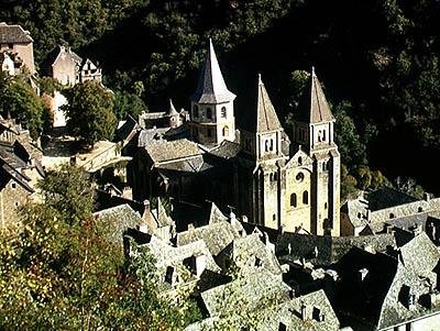 Udsigt over kirken St. Foy, bygget c.1140 af French School