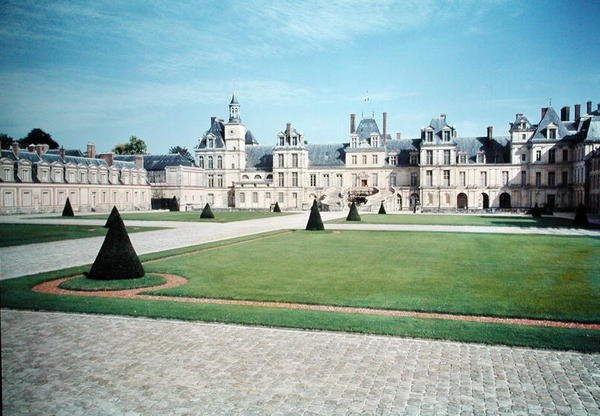 Udsigt over Cour du Cheval Blanc med den hesteskoformede trappe af French School