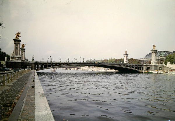 Udsigt over Pont Alexandre III, bygget af ingeniørerne Louis-Jean Resal (1854-1920) og Amedee Alby (1862-1942) til verdensudstillingen i 1900, 1897-1900 af French School