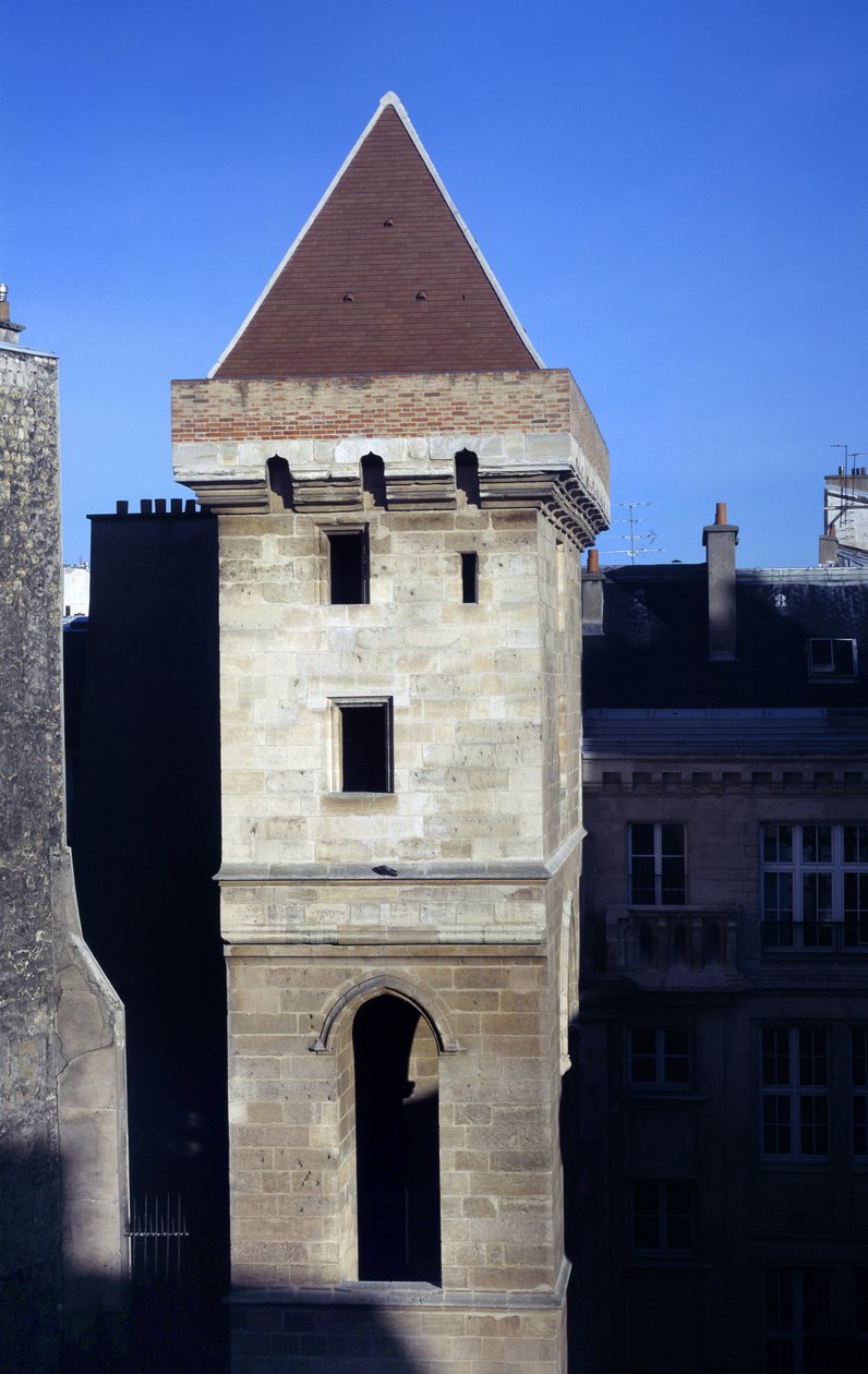 Udsigt over Johannestårnet uden frygt, bygget i 1408 af Johannes I af Bourgogne kendt som Johannes uden frygt (1371-1419), efter mordet på hertugen af Orleans. Det var en del af Hotel de Bourgogne, et tidligere hotel i Artois erige mod jorden af French School