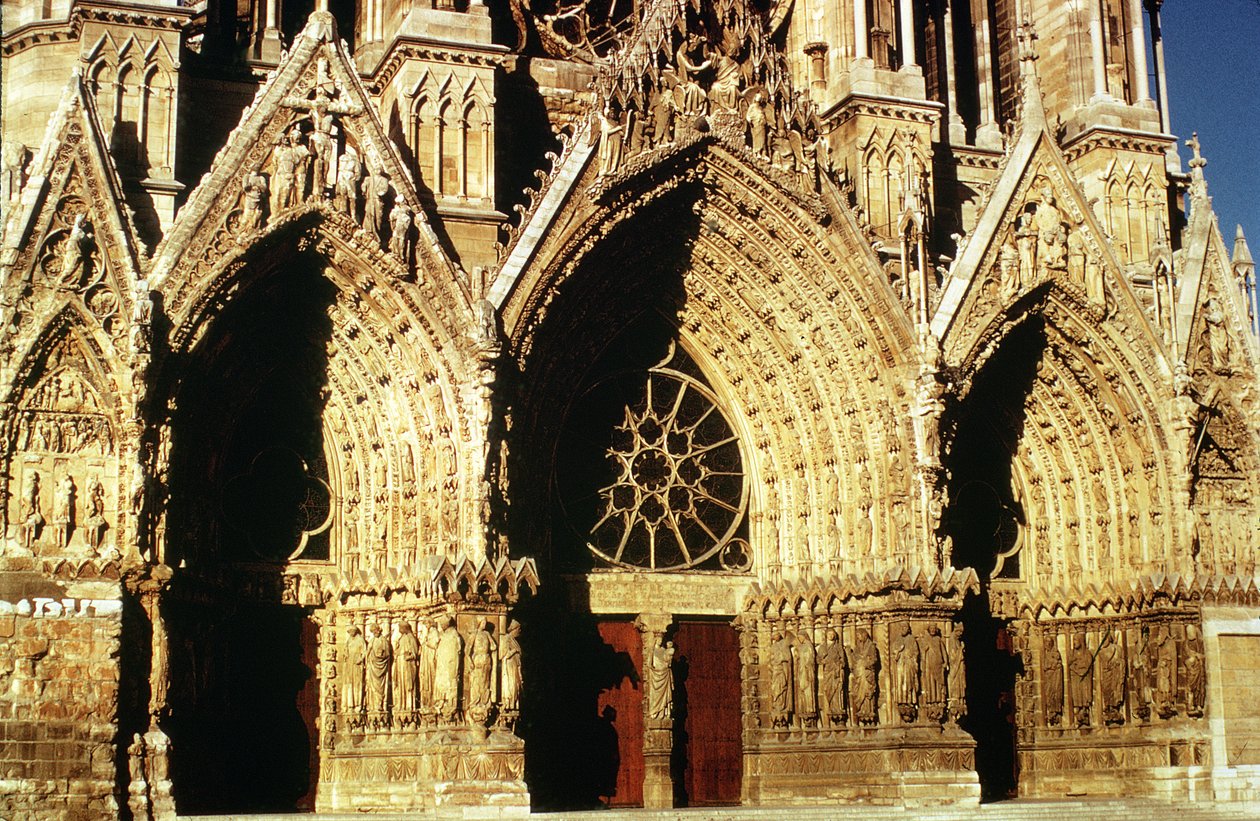 Udsigt over vestfrontens portaler, påbegyndt i 1231 og afsluttet i 1430 af French School