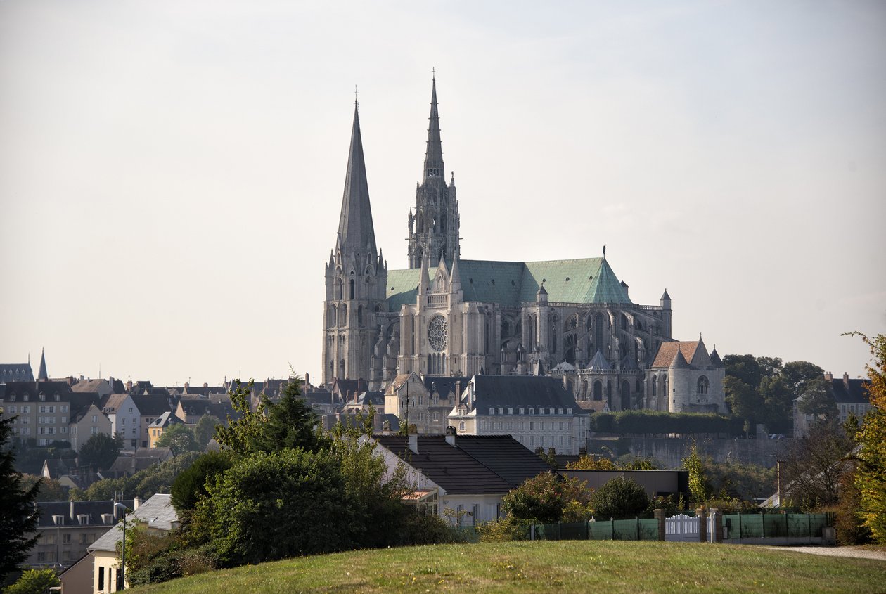 Udsigt over katedralen i chartres med byen af French School