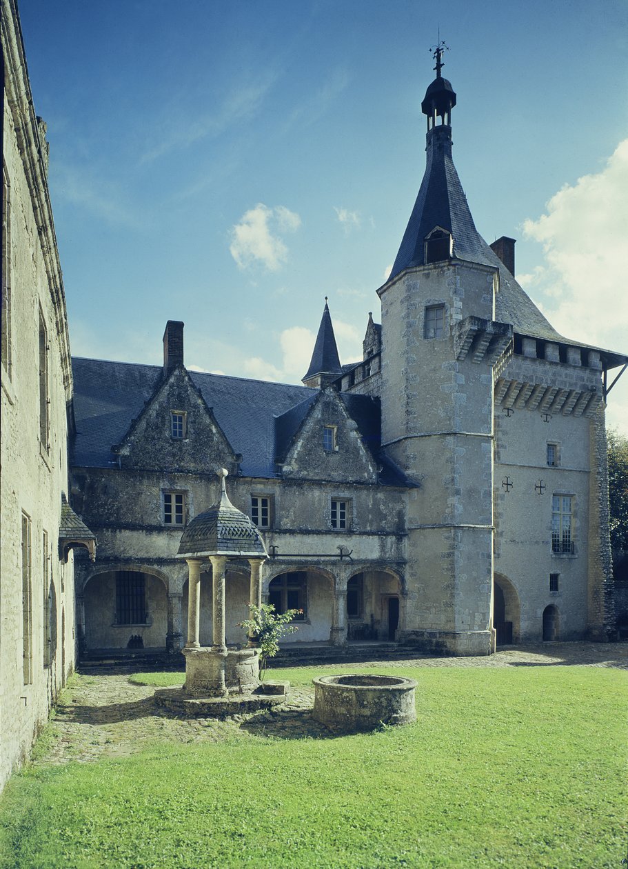 Udsigt over gården med hovedbygningen og en brønd, bygget i 1520 af French School