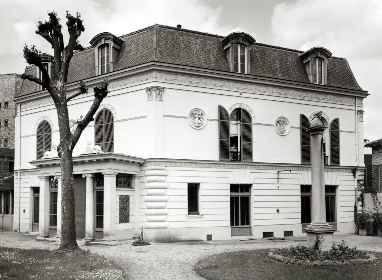 Udsigt over facaden af Bibliotheque Marmottan fra haven, bygget 1880-1921 af French School