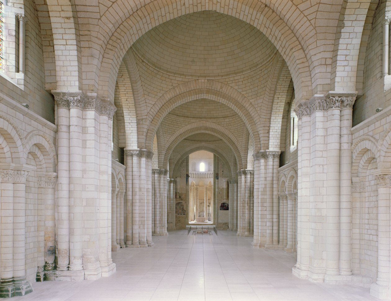 Udsigt over skib og apsis i klosterkirken med billeder af Henrik II (1133-89, konge af England og hans kone, Eleanor af Aquitaine (d.1204) af French School