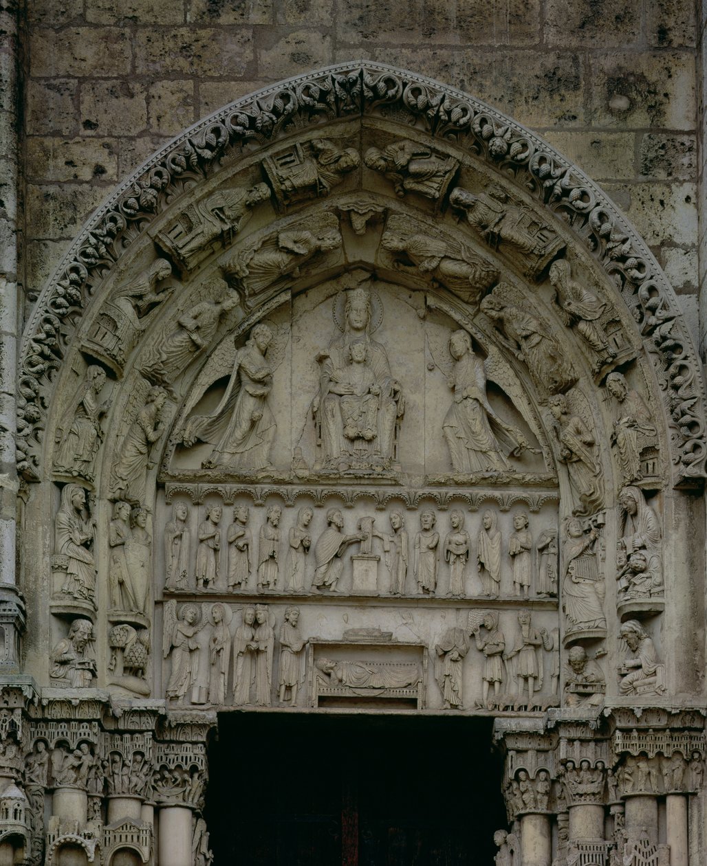 Udsigt over tympanen, der forestiller Madonnaen og barnet på tronen, syddøren til den kongelige portal, ca. 1145-50 af French School