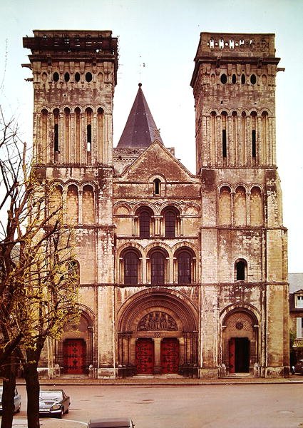 Udsigt over vestfacaden af ​​La Trinite, Abbaye aux Dames af French School