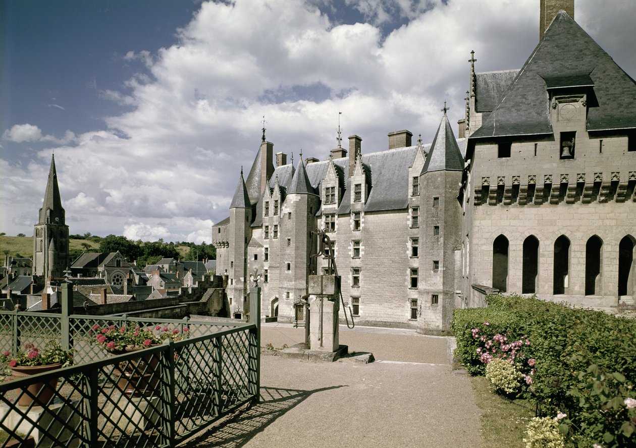 Udsigt over vestfacaden af det restaurerede slot bygget til Jean Bourre, minister for Louis XI af Frankrig, ca. 1465 (se også 87684-85) af French School