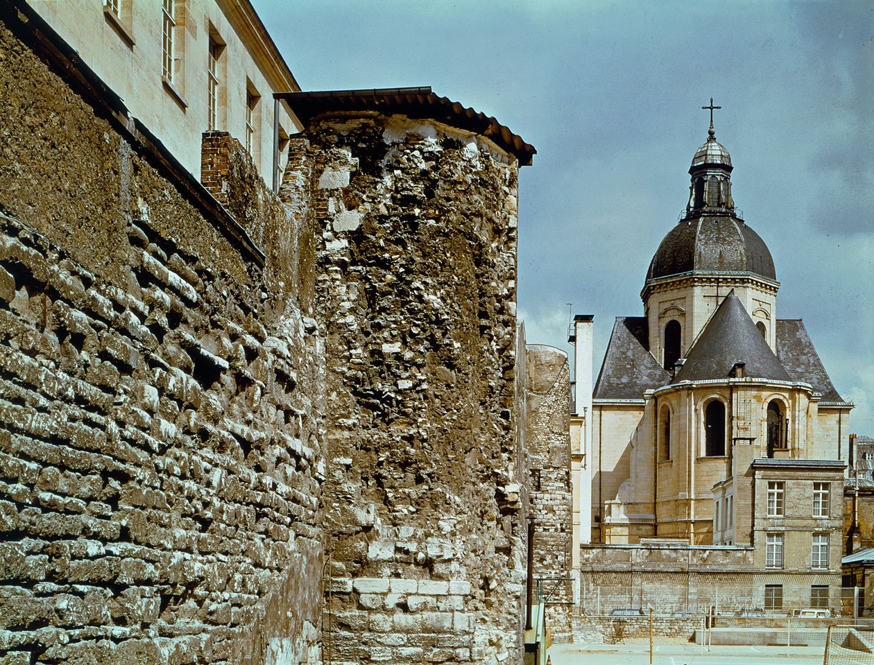 Muren af ​​Philippe Auguste (1165-1223) rue des Jardins Saint-Paul af French School