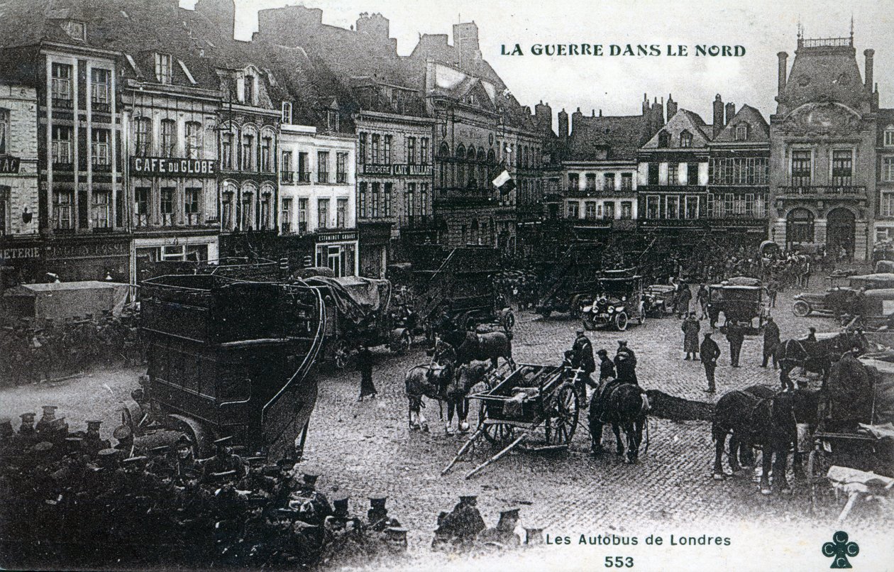 War in the North: London-busser fra British Expeditionary Force på hovedtorvet ved Bethune i 1915 (photolitho) af French School