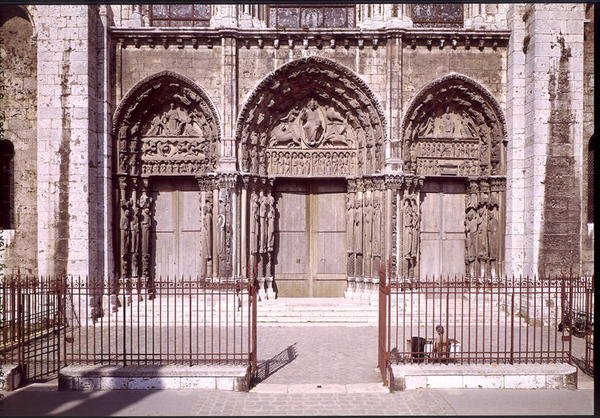 Vestfacade med de tre døre til den kongelige portal, der viser (L til R) Himmelfarten, Kristus i Majestæt med symbolerne for evangelisterne og apostlene og Madonnaen og barnet på tronen, c.114 af French School