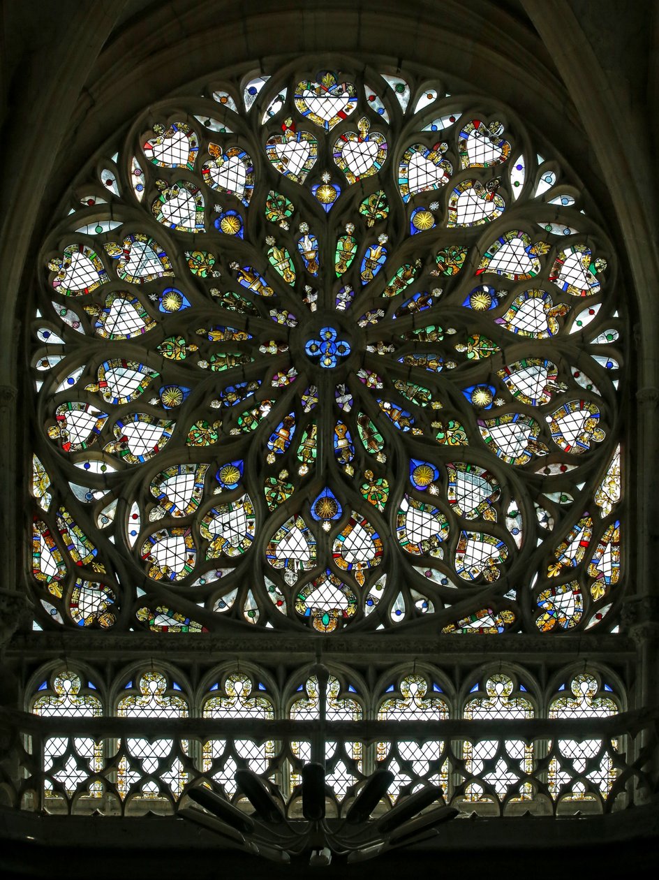 Window S rose, der forestiller sydrosenvinduet, bygget i begyndelsen af C16, indeholder meget af dets originale dekorative glas, selvom det blev meget restaureret i 1865 (.) af French School
