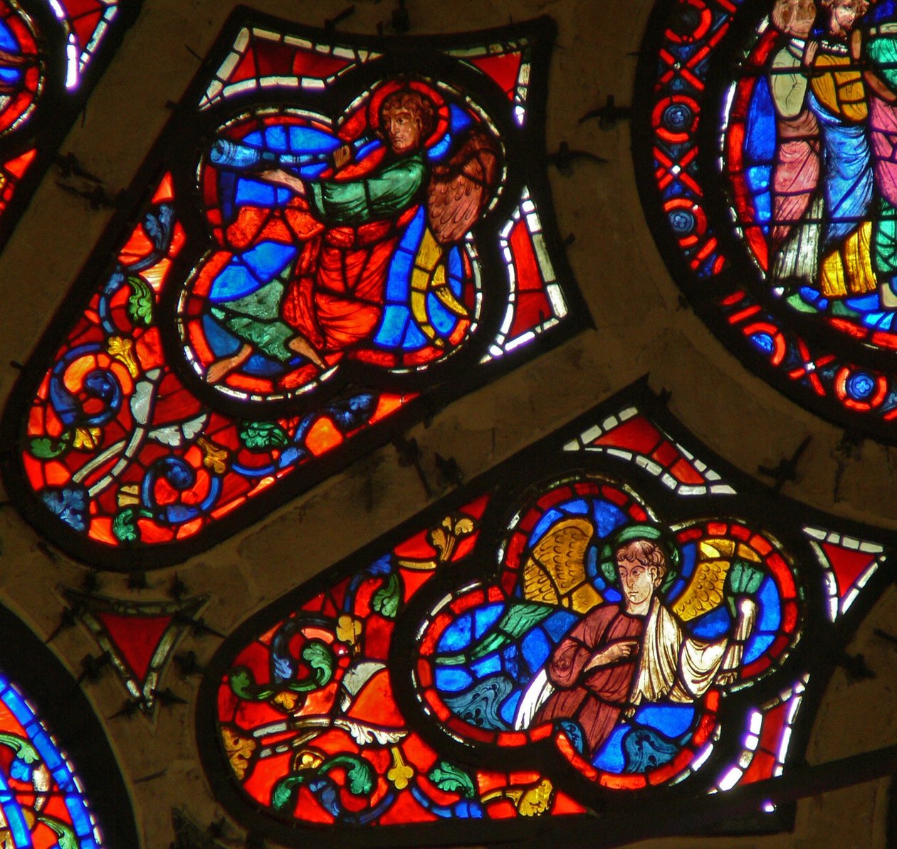 Window Ww viser en musiker-engel med en trompet og andre engle af French School