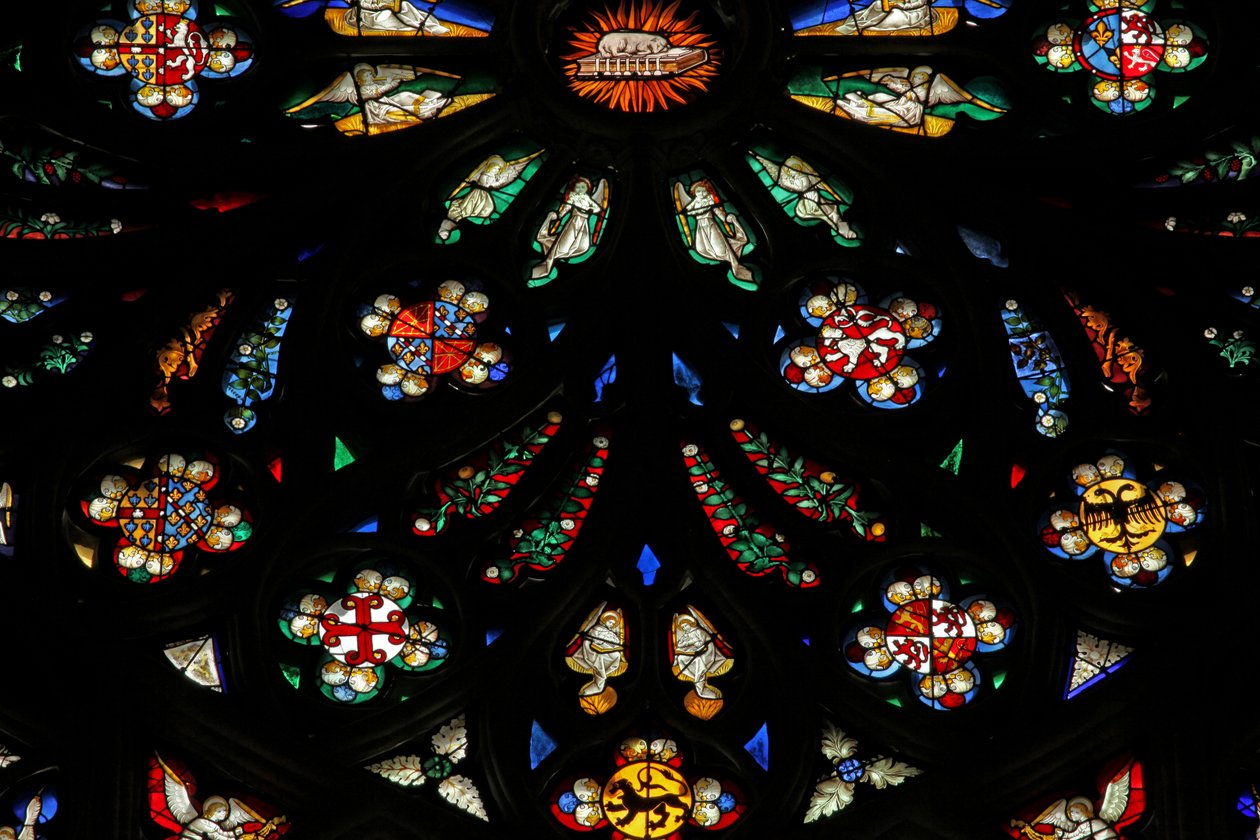Vindue, der forestiller en detalje fra vestrosenvinduet; våbenskjoldene omfatter Montmorency-Laval, Bertrand Duguesclin og Oliver de Clisson af French School
