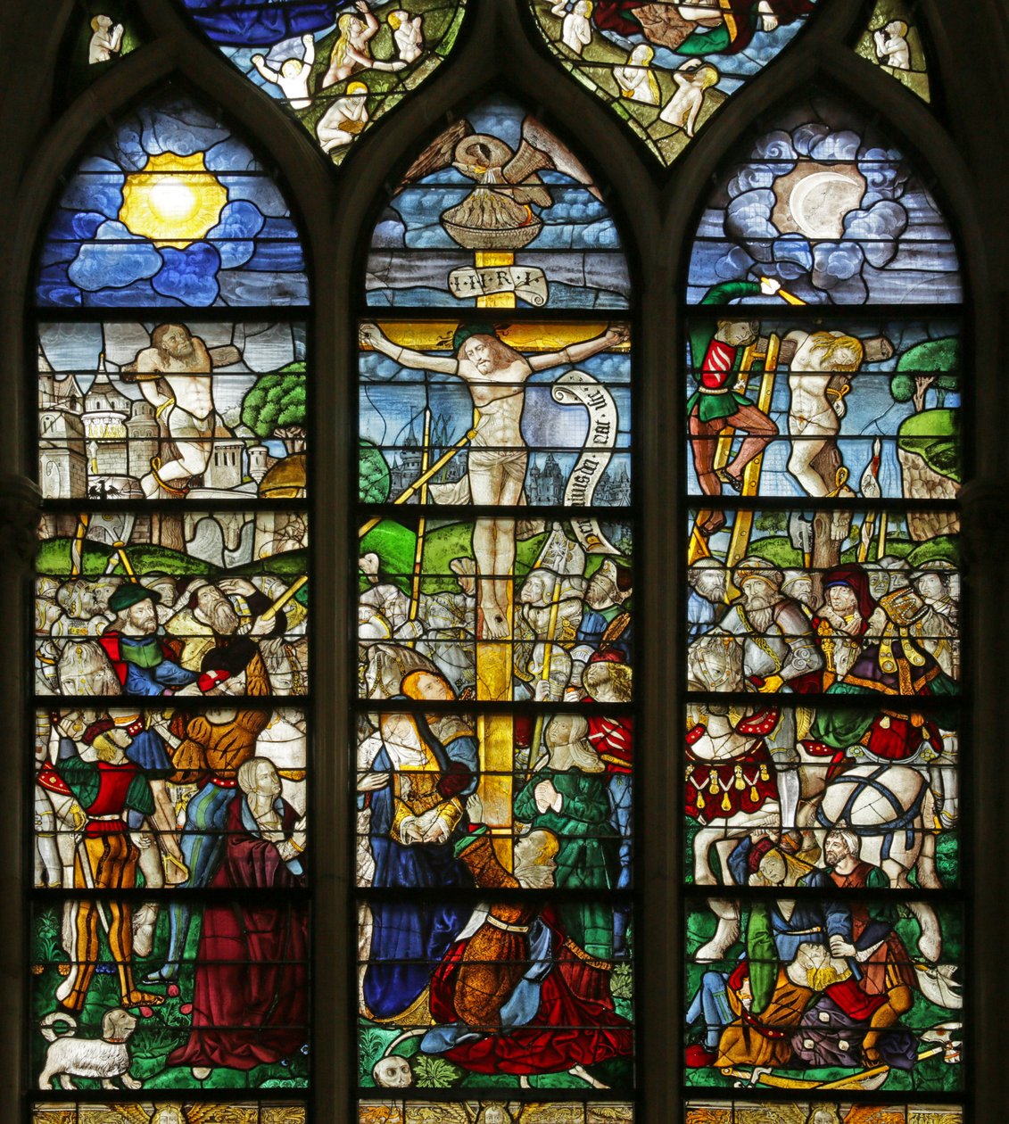 Vindue, der viser korsfæstelsen (farvet glas) af French School