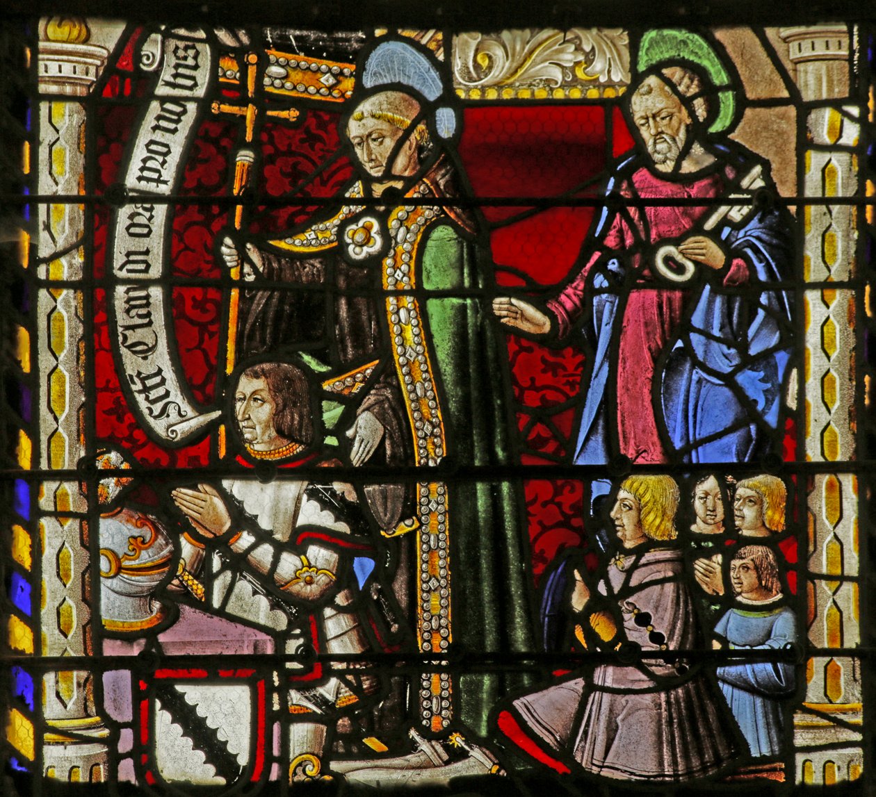Vindue, der viser donorerne Claude de Crépy og sønner med Saint Claude og Saint Peter af French School