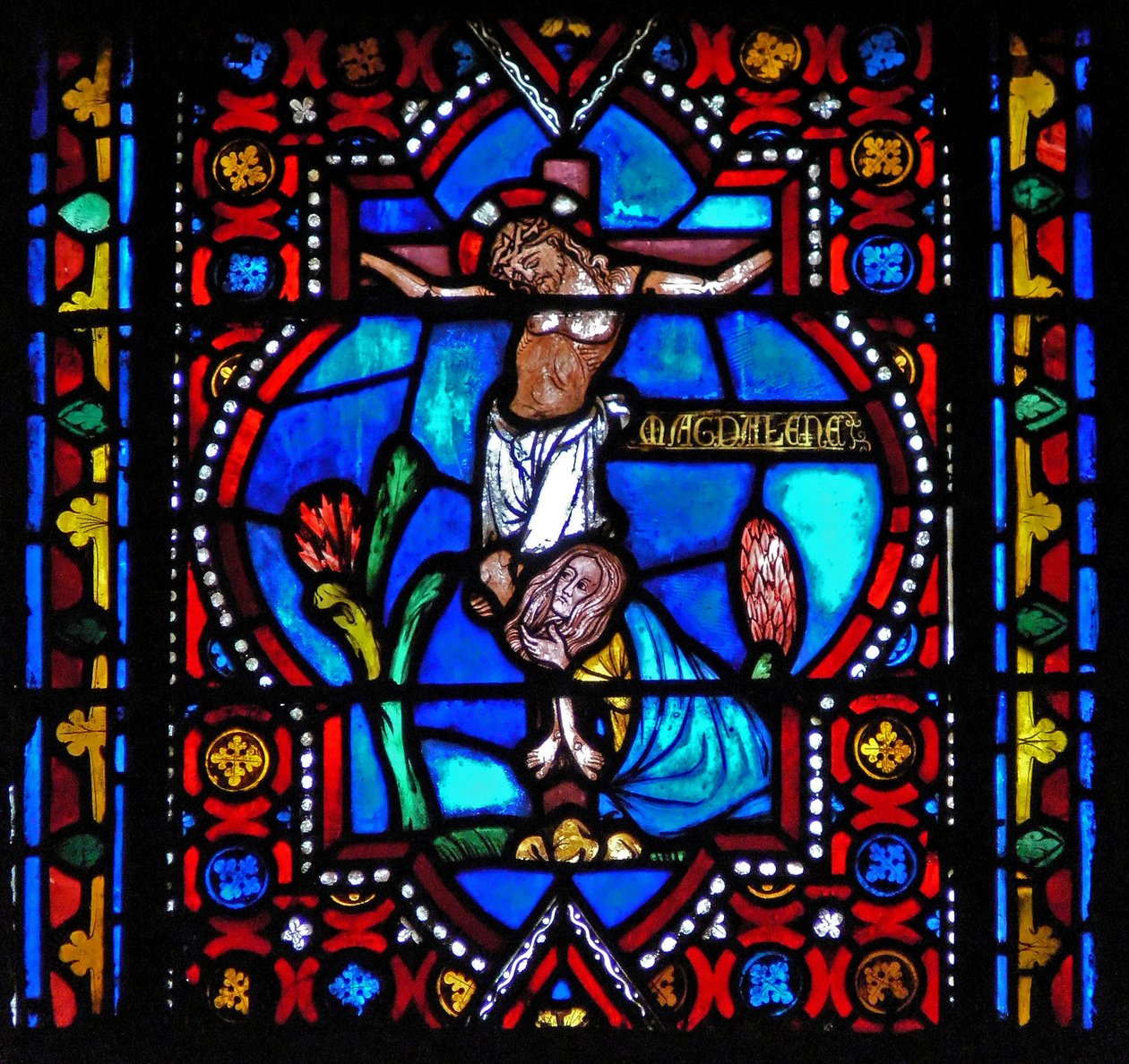 Vindue n1-L, der viser en scene fra Maria Magdalenas liv - helgenen ved foden af korset af French School