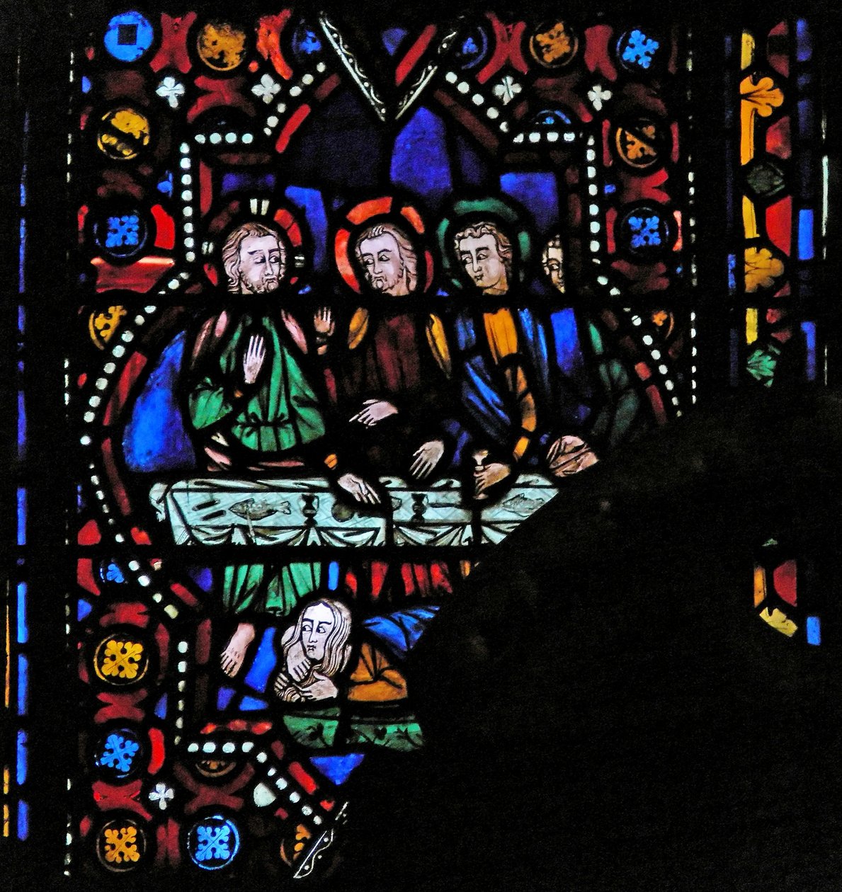 Vindue n1, der forestiller Maria Magdalene, vasker Kristi fødder af French School