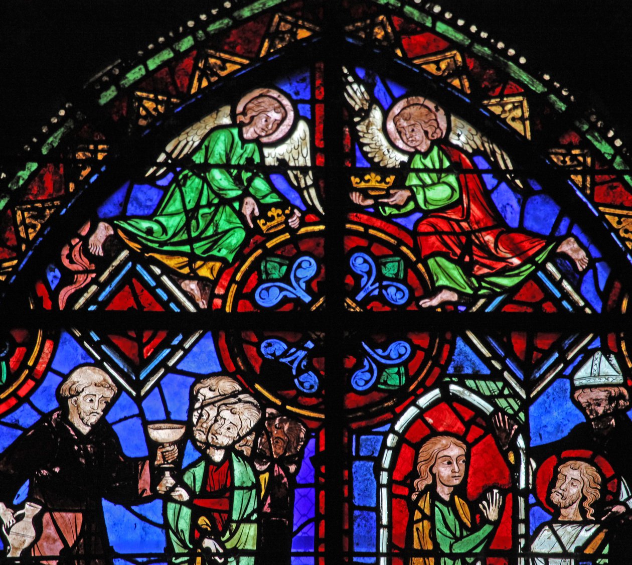 Vindue w06, der viser engle i toppen af St. Brioude-vinduet af French School