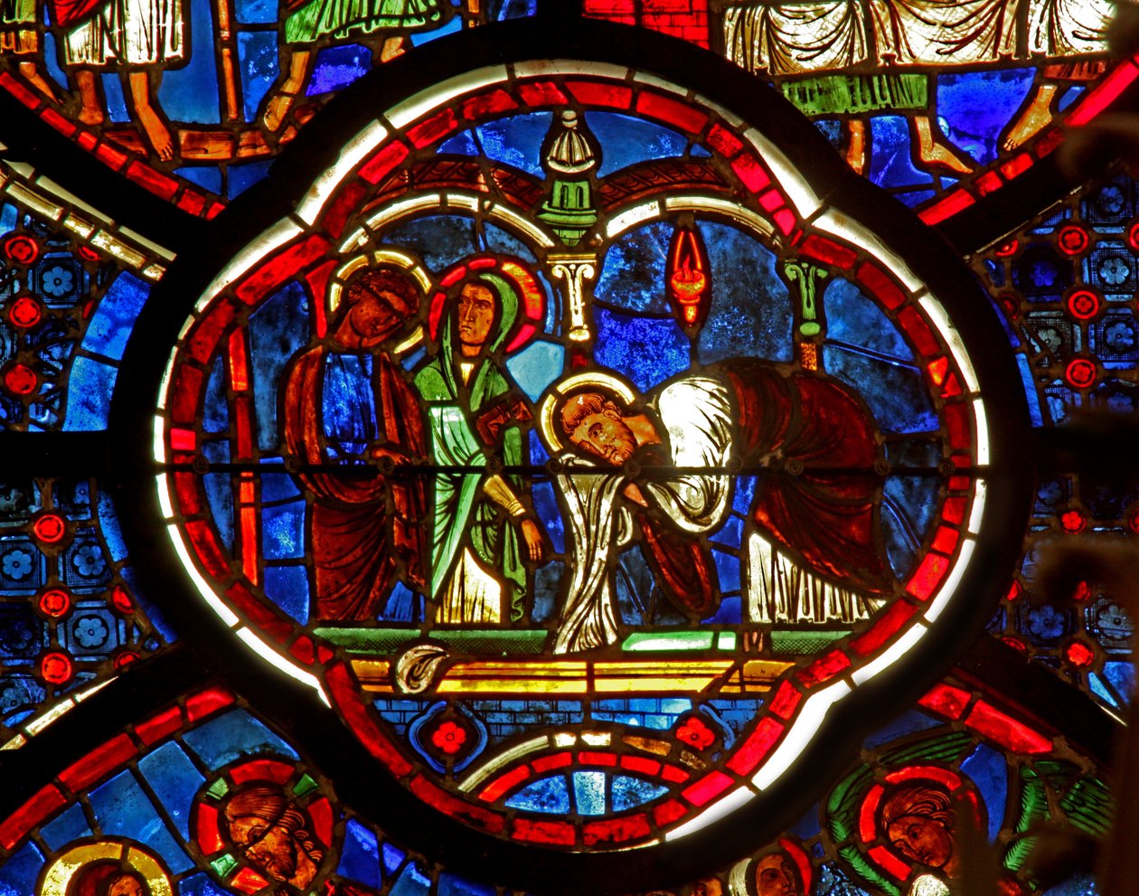 Vindue w0, der viser Sankt Peter, Sankt Jakob og Sankt Johannes ved Opstandelsesgraven af French School