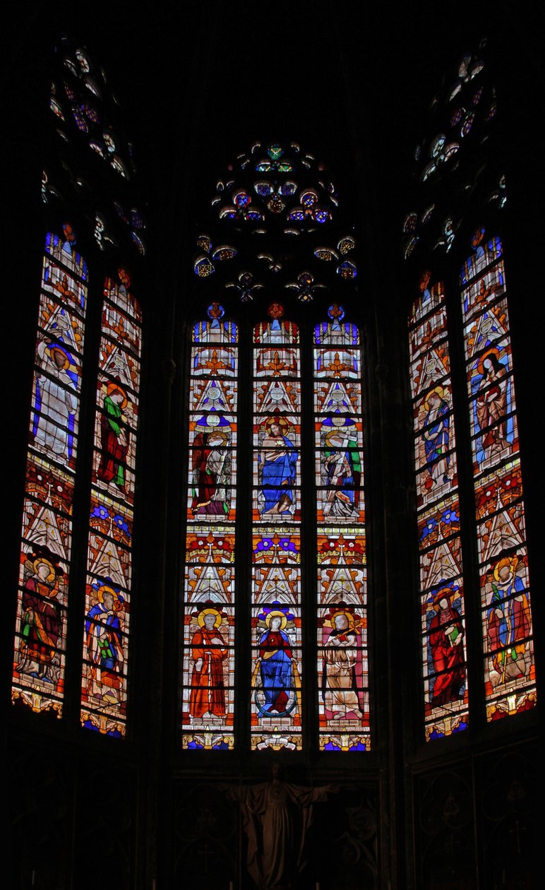 Vindue w0, der viser tracery-lys og baldakin-toppe i det østlige kapel af French School