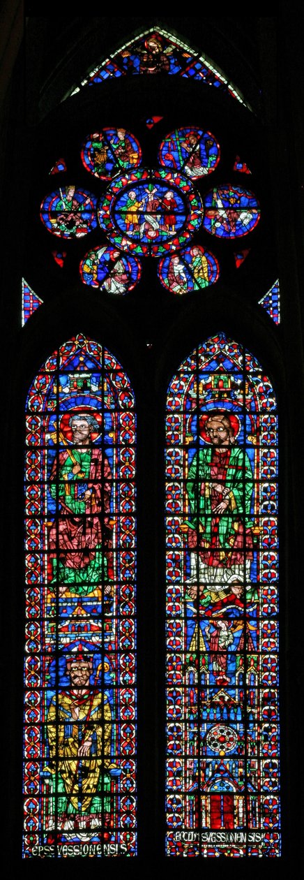 Vindue w102, der viser Sankt Peter og Sankt Andreas; Soissons katedral og en biskop; i rosen Scener fra Sankt Peters liv af French School