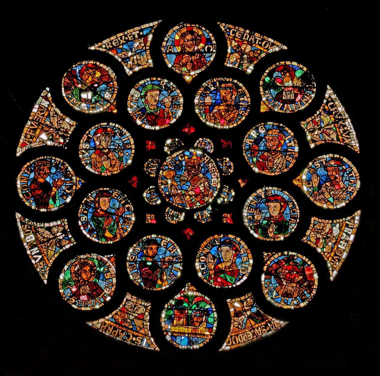 Vindue w108, der afbilder den nye pagt: øverst er Kristus (Alfa og Omega), derefter de fire symboler på evangelisterne, der danner en firkant, to dyder er i venstre og højre ekstremitet, og Ar af French School
