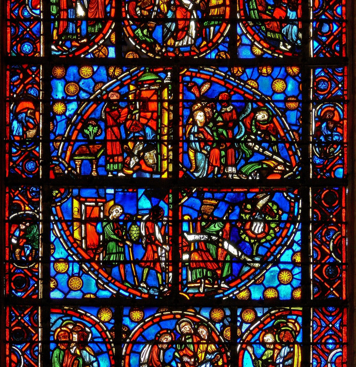Vindue w10, der viser typologiske scener fra det gamle testamente: spionerne og druerne; David og pelikanen; to påskescener af French School