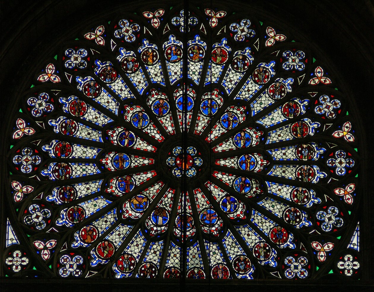 Vindue w121, det nordlige rosenvindue, forestillende apostle, evangelister, biskopper, konger, martyrer, Sankt Peter og Sankt Paulus (rosenvindue - internt) af French School