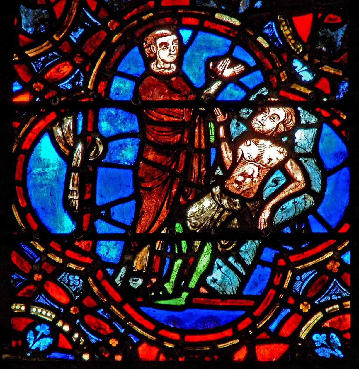 Vindue w12, der viser en scene i det barmhjertige samaritanske vindue: en anden rejsende ser den sårede pilgrim af French School