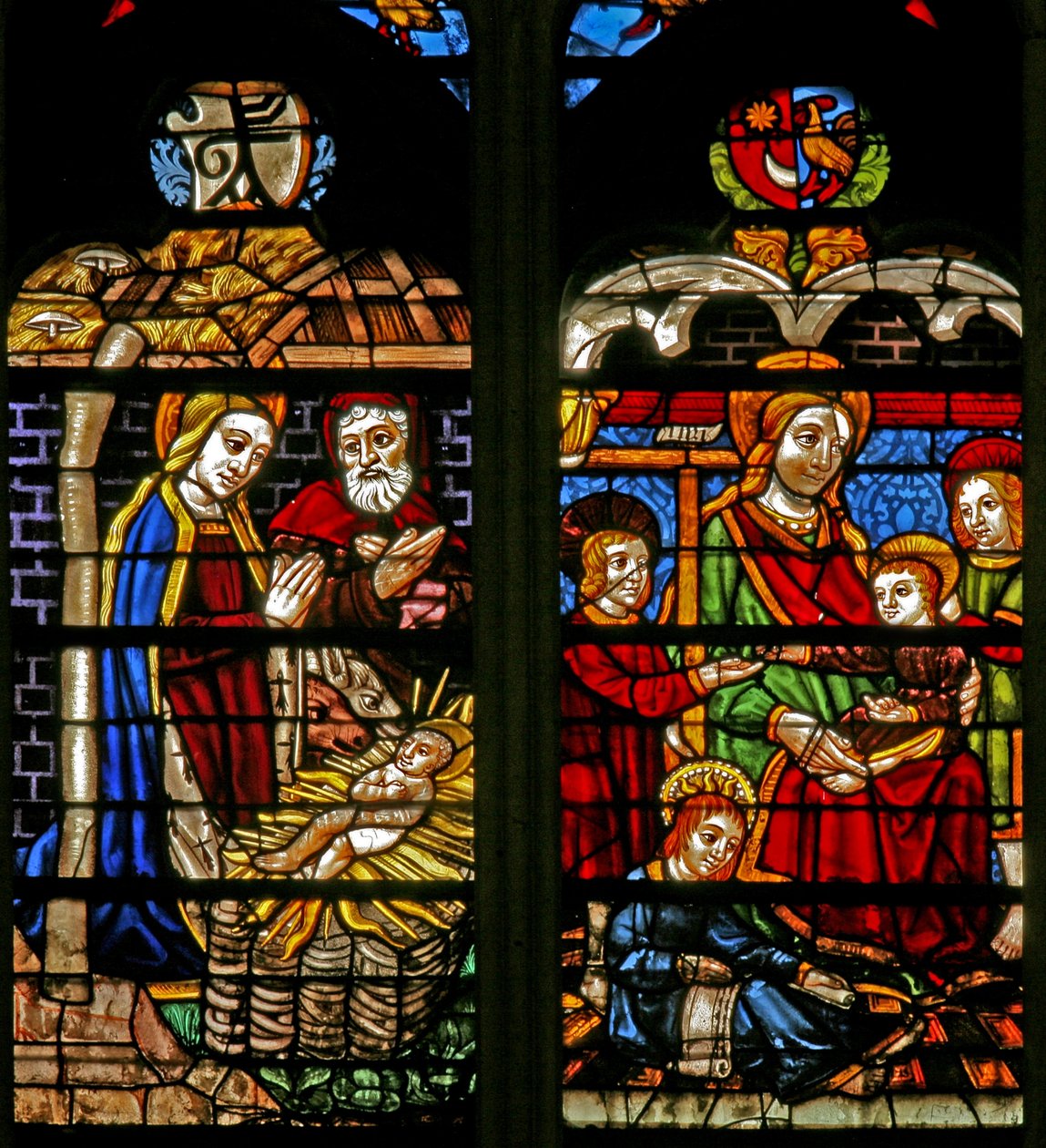Vindue w132, der forestiller fødselaren; Mary Cleophas og børneapostle af French School